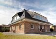 Einfamilienhaus mit Walmdach und Biderschwanzeindeckung
