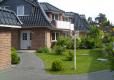 Einfamilienhaus mit Mansarddachkonstruktion und Nebengebäud